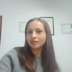 Aileen Gutiérrez Rojas en su consultorio, con sus diplomas en la pared