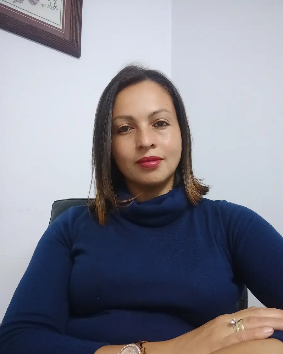 Retrato de la psicóloga Aileen Gutiérrez Rojas en su consultorio
